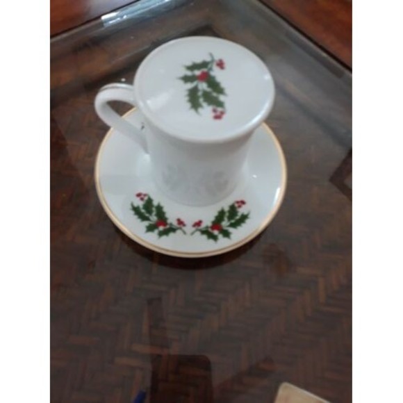 All The Trimmings Royal Gallery CHRISTMAS HOLLY Porcelain lided Mug & Saucer set - Picture 2 of 12